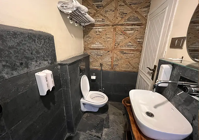 bathroom-in-spring-green-attic-room-naggar