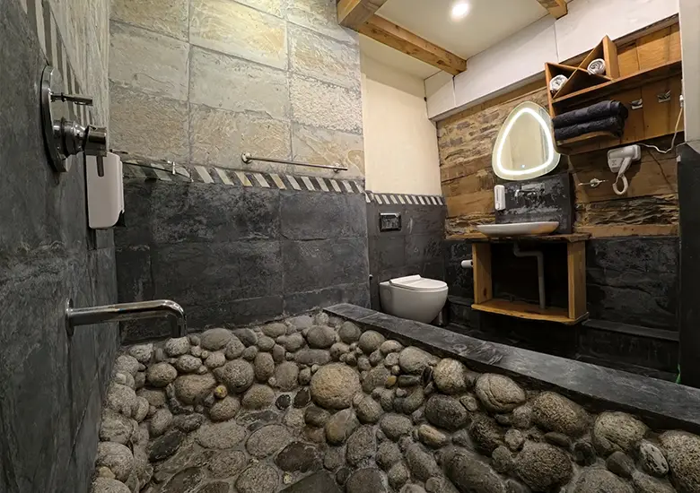 stone-hottub-in-summer-gold-duplex-studio-naggar
