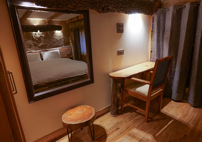 work-station-in-summer-gold-duplex-studio-naggar